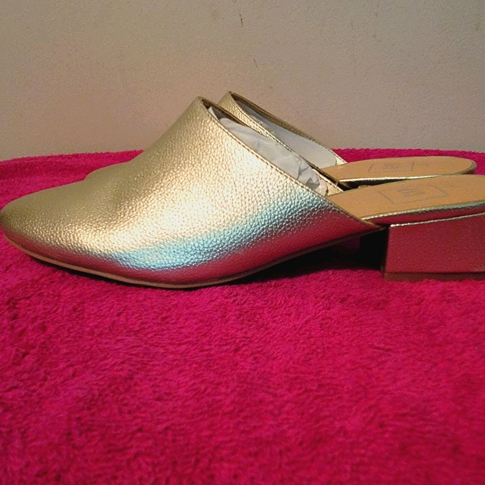 Women's Gold Slip On Shoes Dize 8.5